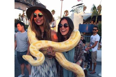 Bruna Marquezine e a amiga Stéphannie Oliveira posaram juntas para a foto