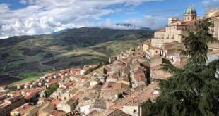 Ao todo, são 20 casas à venda, custando um euro cada