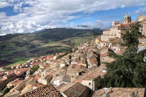 Ao todo, são 20 casas à venda, custando um euro cada