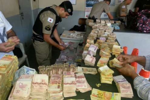Caminhão é apreendido com mais de R$ 600 mil em dinheiro