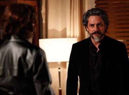 Comendador chega na hora em que a esposa está conversando com seu mordomo