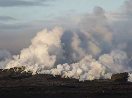 A Islândia declarou neste domingo alerta vermelho perto de seu maior vulcão, após uma nova erupção