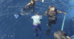 O corpo de um imigrante é resgatado no Mediterrâneo