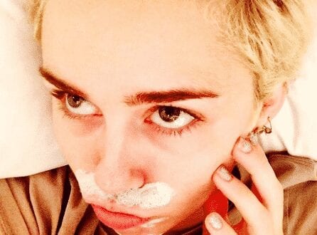 Miley Cyrus aplica creme no buço e posta foto