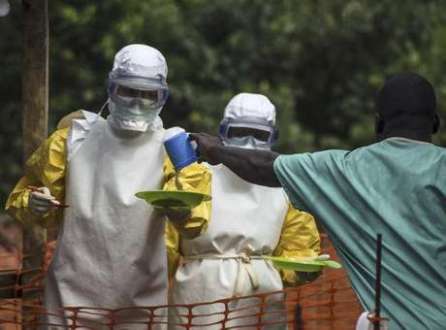 Médicos do grupo Médicos Sem Fronteiras preparam a alimentação dos pacientes mantidos em uma área de isolamento de tratamento contra o Ebola, em Kailahun, Serra Leoa, em julho. 20/07/2014