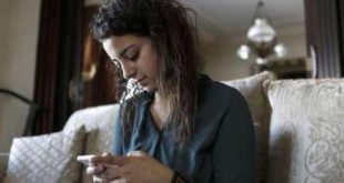 Farah Baker usa o telefone para tuitar dentro de casa na Cidade de Gaza. 10/08/2014