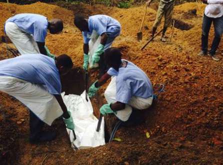 Voluntários enterram o corpo de uma pessoa infectada pelo vírus Ebola, em uma sepultura em Kailahun, em 2 de agosto