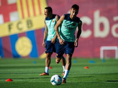 Futebol - Neymar treina com bola pela primeira vez desde lesão na vértebra