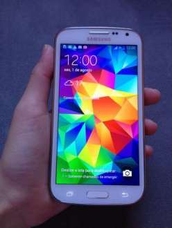 O smartphone vem com Android 4.4 Kit Kat