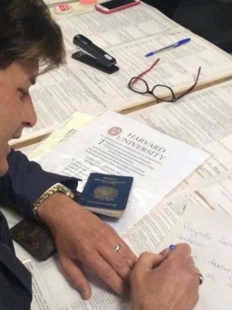 Dr. Rey publicou nas redes sociais vídeo em que aparece escrevendo uma carta em português no TRE-SP