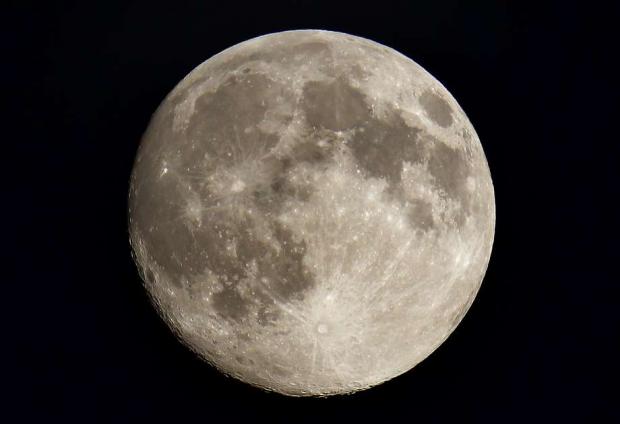 A lua brilhante é vista no céu sobre a vila de Klein-Auheim, perto de Hanau, na Alemanha (Foto: Reuters)