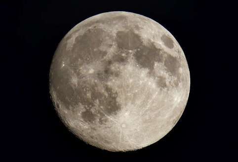 A lua brilhante é vista no céu sobre a vila de Klein-Auheim, perto de Hanau, na Alemanha (Foto: Reuters)