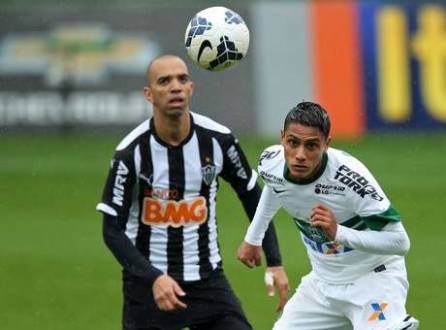 Diego Tardelli chutou duas bolas na trave, mas não conseguiu dar a vitórias ao Atlético-MG