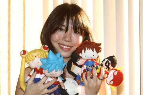A londrinense vende as replicas de personagens famosos como o Obelix, Sonic, Batman e Robin e Sailor Moon em uma página do Facebook