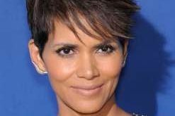Cabelo curto como o de Halle Berry precisa de hidratação a cada 15 dias