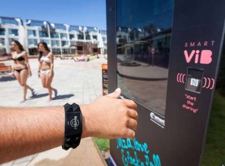 Smartband sendo usada no Hard Rock Hotel Ibiza; pulseira inteligente consegue pagar no hotel no lugar de cartões