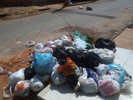 Lixo espalhado na rua F