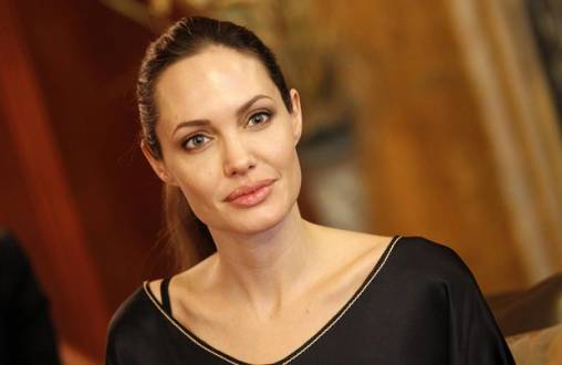 Cinema - Angelina Jolie dirigirá filme sobre caça de elefantes na África