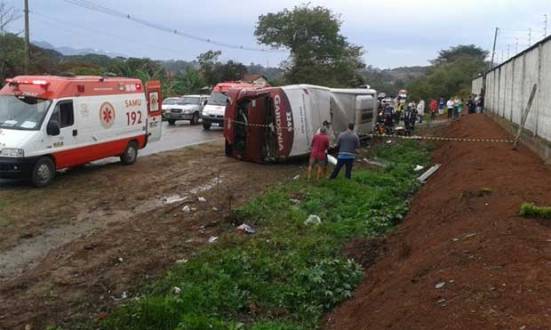 MG - Bebê morre e pelo menos 25 se ferem em tombamento de ônibus