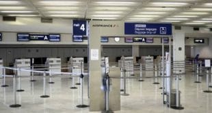 Guichês da companhia permanecem vazios nos aeroportos.