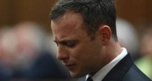 Atleta paralímpico de 27 anos, sentado no banco dos réus, se curvou e colocou a cabeça entre as mãos após o anúncio da juíza