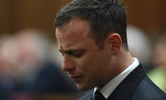 Atleta paralímpico de 27 anos, sentado no banco dos réus, se curvou e colocou a cabeça entre as mãos após o anúncio da juíza