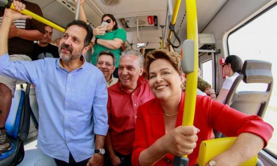 Dilma Rousseff durante a visita, andou no BRT Expresso DF Sul, em Brasília.