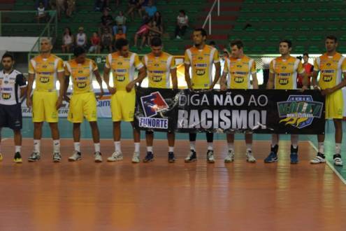 Montes Claros vôlei ataca muito e tem apoio da torcida, mas não consegue furar o bloqueio forte do Minas‏ - Foto: Cid Bruno