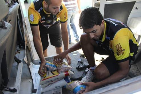 Os jogadores Vini e Gabriel e o preparador físico Pedro Henrique estiveram presentes na ação, fazendo pessoalmente a entrega dos alimentos às instituições. 