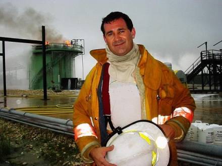 Para Jorge Alexandre Alves, a norma NBR 14276 recomenda que, para ser instrutor de brigada, o profissional necessita ter capacitação específica de maneira formal com carga horária de acordo com o perfil de risco da planta a qual será formada a brigada.