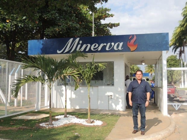 José Aparecido Mendes, presidente do Sindicato Rural, em visita ao frigorífico Minerva, na cidade de Janaúba.