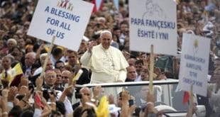 Papa Francisco é recebido em Tirana, na Albânia (REUTERS/Alessandro Bianchi/VEJA)