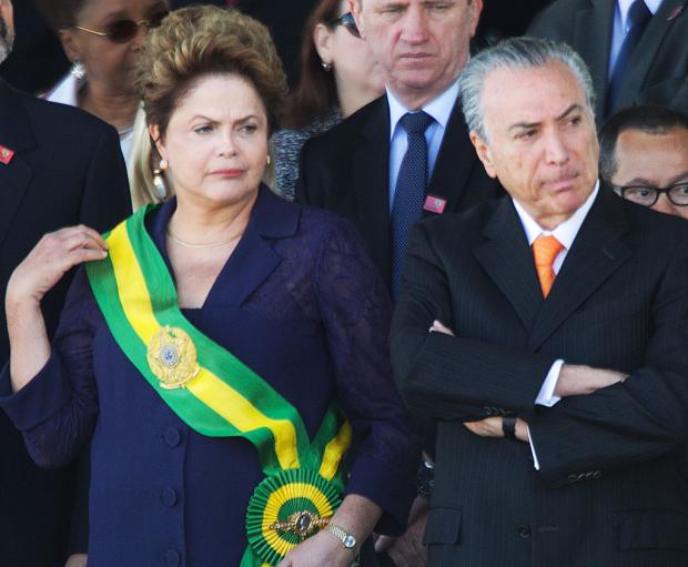 Brasil - Denunciados em esquema da Petrobras não vão a desfile