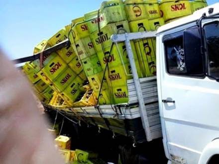 Norte de Minas - Caminhão com cerveja tomba em balsa no Norte de Minas