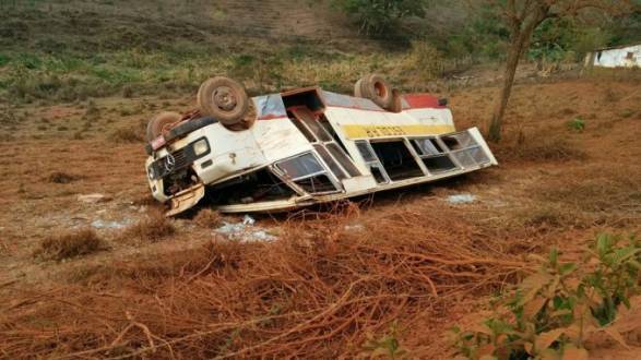 Nomes dos passageiros e gravidade dos ferimentos não foram divulgados. Testemunhas informaram que o motorista dormiu ao volante.