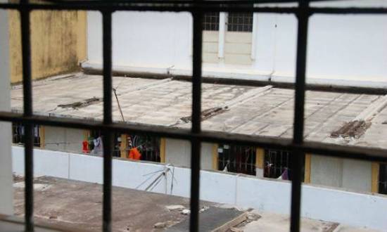 36 detentos fugiram do Centro de Detenção Provisória (CDP) depois que bandidos atiraram um caminhão-caçamba contra o muro do complexo