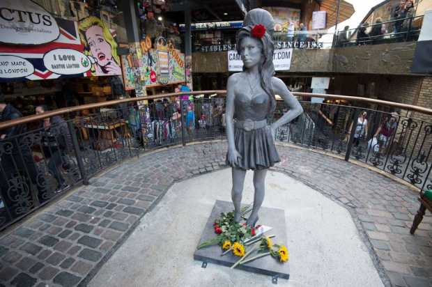 Estátua de Amy Winehouse é inaugurada em Londres