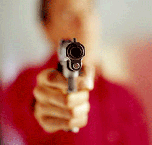 MG - Garoto de 14  anos furta arma de vigia e atira em ex de namorada