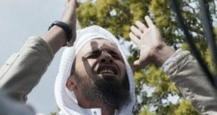 Alguns manifestantes muçulmanos se contentaram em protestar com frases como "Vocês vão para o inferno"