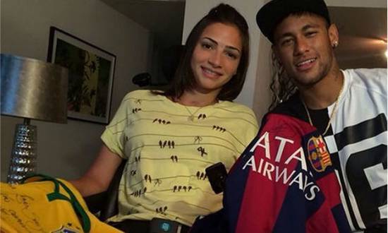 O camisa 10 presenteou a atleta com camisas do Brasil e do Barcelona