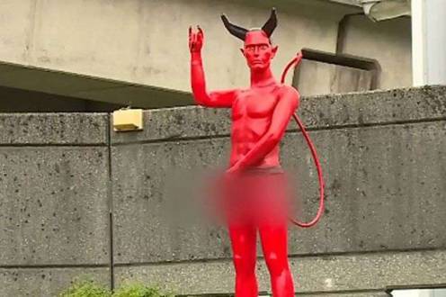 Ninguém sabe como ela apareceu no parque, mas ela foi retirada do local. Uma petição eletrônica pede que a estátua seja reerguida