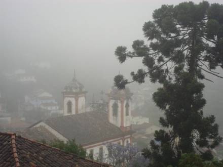 MG - Forte chuva em Ouro Preto destruiu 30 casas e destelhou outras 200