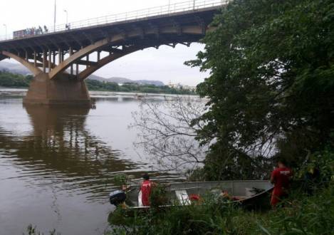Homem de 50 anos teria caído da ponte de acesso ao Bairro São Raimundo – Foto: Alessandro Santos/Programa Alterosa Alerta)