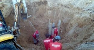 No momento em que saía do buraco, vítima foi atingida por um deslizamento de terra; resgate do corpo aconteceu nesse sábado