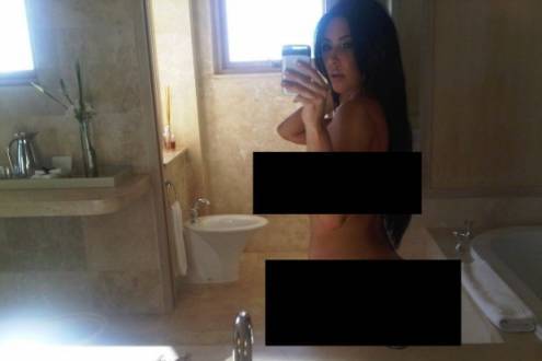 A celebridade americana Kim Kardashian teve fotos íntimas divulgadas na internet, segundo o site TMZ.