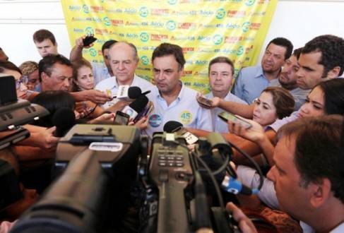 Eleições 2014 - Em Montes Claros, Aécio defende Marina de ataques do PT