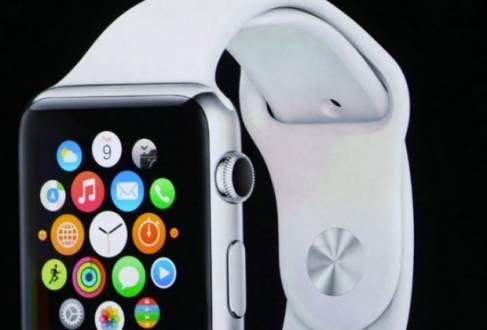 Assim como o iPhone 6, ele vem em dois tamanhos; A interface é nova, apresentando os aplicativos em pequenos círculos