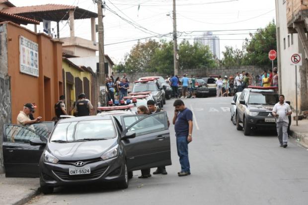 A vítima estava em um veículo Hyundai HB20, na rua Monte Simplon, altura do número 720, quando foi abordada por dois homens em uma moto.  Os dois bandidos teriam atirado três vezes em direção a investidora.