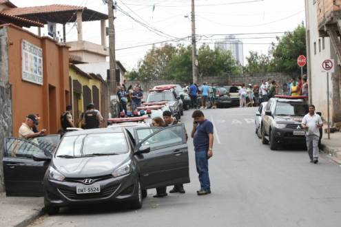 A vítima estava em um veículo Hyundai HB20, na rua Monte Simplon, altura do número 720, quando foi abordada por dois homens em uma moto. Os dois bandidos teriam atirado três vezes em direção a investidora.