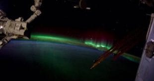 Tempestade solar já atinge a Terra e astronauta na ISS capta aurora boreal